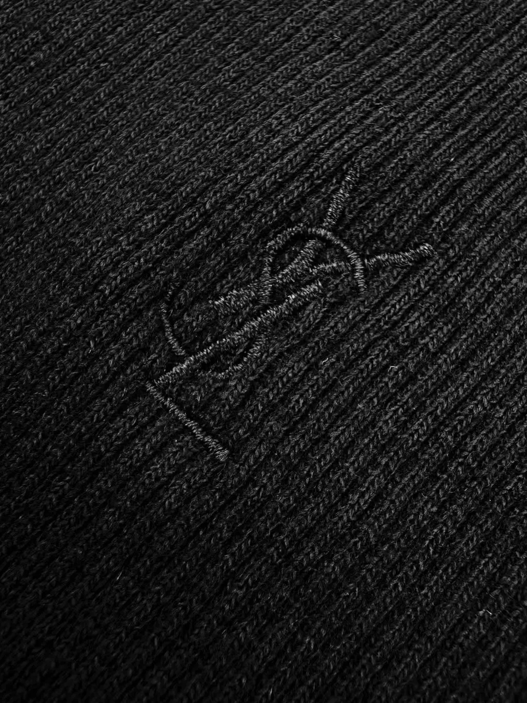 P160SaintLaurent logo embroidered vest Customized Dream Yayun ribbed cotton Delicate texture Comfortable and close to the skin Interpretation of elegance with pure black color The iconic YSL logo embroidery is vivid on the clothing Low-key but eye-catching Highlighting the unique identity and charm Highlighting the shoulder lines Feeling the confidence from the inside out Process 1: Using imported machine embroidery technology Using advanced computer control systems and sophisticated mechanical components to achieve YSL logo embroidery operations with high precision and smooth and delicate lines Process 2: The fabrics have been washed and have a better hand feel. Not easy to deform, not easy to shrink, not easy to fade, and maintain long-term beauty. Accessories: Customized 1:1 YSL trademark Size: XS S M L